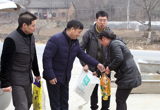 驻村帮扶工作队相关人员,到该行定点扶贫村卢氏县瓦窑沟乡耿家店村