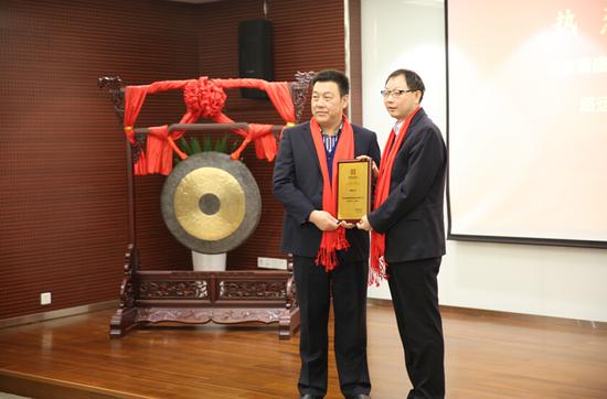 中原餐飲第一股在中原股權交易中心交易板成功掛牌