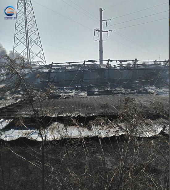 鄭州西三環疑似塑料大棚著火