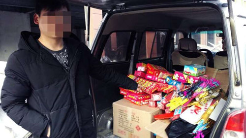 顶风作案 郑州两摊贩违法销售烟花爆竹被拘留