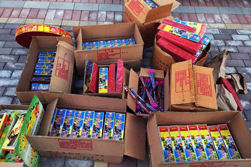 顶风作案 郑州两摊贩违法销售烟花爆竹被拘留