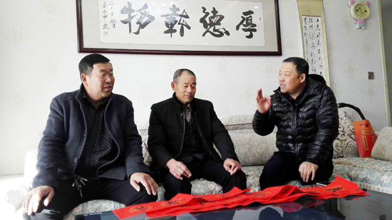 中牟縣劉集鎮安置社區新房里笑聲多 迎新年送春聯