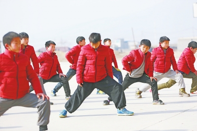  练武 读书练武都不落，孩子们假期生活丰富多彩。