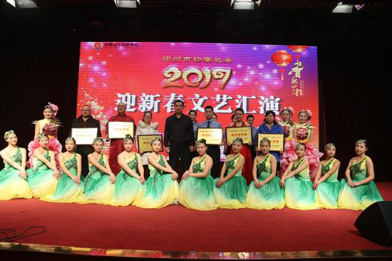 劉建國檢察長與獲獎的干警合影留念