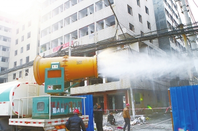 爆破后，灑水車、霧炮車大力度作業。