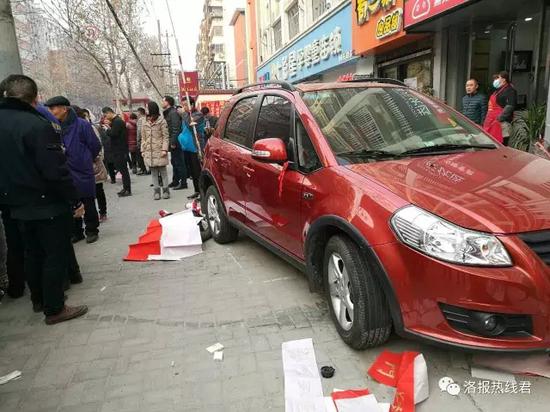 不幸死亡的男子被春联暂时盖住