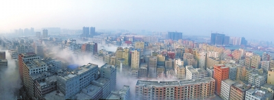 爆破現場蕩起一股紅色黃色灰白色摻雜的揚塵，向空中和周邊蔓延。