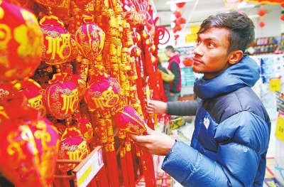  超市里的中國結(jié)吸引住了洋小伙的目光