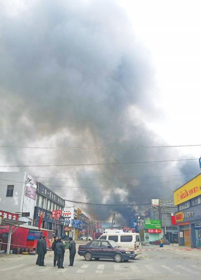 天榮汽配城昨天的火災現場