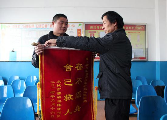 舍己勇救落水者  傳遞暖心正能量