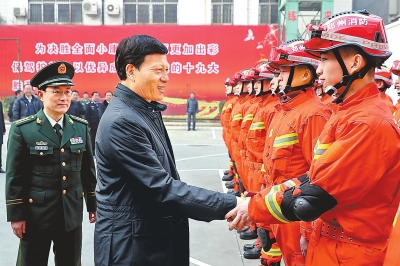 1月26日，省委书记、省人大常委会主任谢伏瞻等省领导来到郑州市金水区消防大队南阳路中队慰问消防官兵。