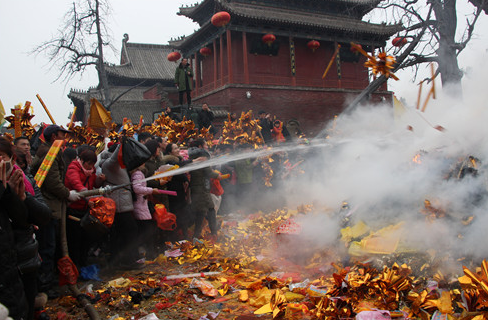 周口太昊陵民众新年冒雨祈福 21小时迎客35万