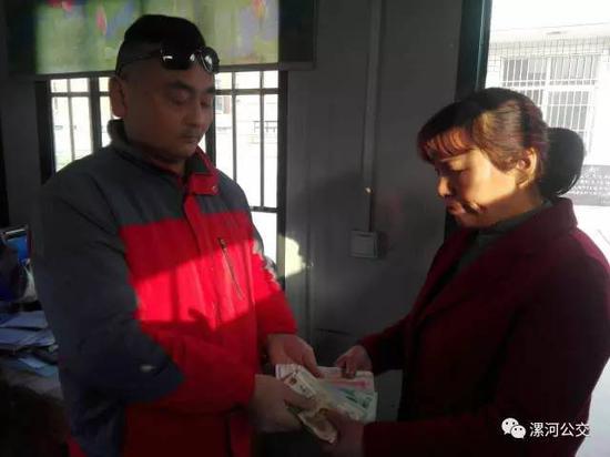 漯河公交车长捡到一个包 失主连声感谢泣不成声