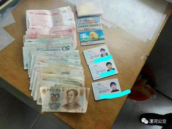 漯河公交车长捡到一个包 失主连声感谢泣不成声