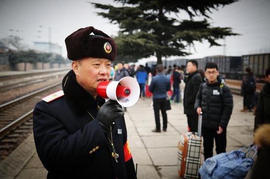 站臺上為旅客做好引導工作