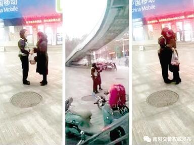大年初一南阳女交警路口执勤 妈妈送苹果引无数眼泪