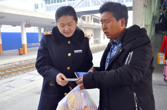 新乡车站工作人员在接发列车，为旅客出行保驾护航。