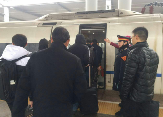 新鄉(xiāng)東站客運值班員在引導(dǎo)旅客有序上車。