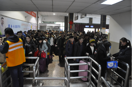 新鄉車站檢票口，旅客有序檢票進站。