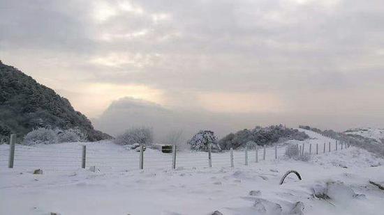 探路者中岳嵩顶滑雪度假区