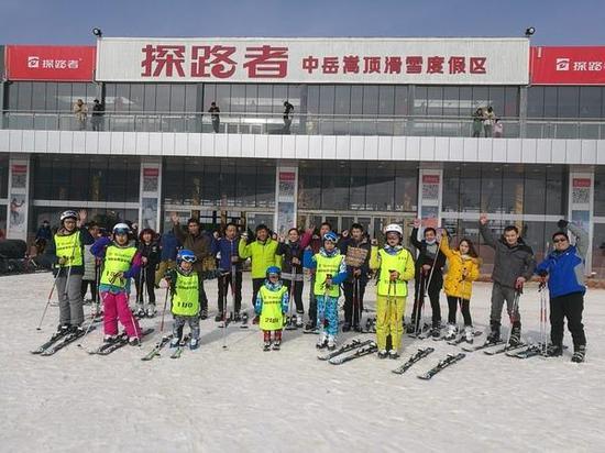 中国最小滑雪者瑄瑄成功挑战中部最大的滑雪场——探路者中岳嵩顶滑雪度假区。