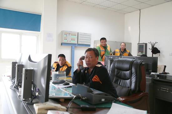 行車室內有條不紊接發列車