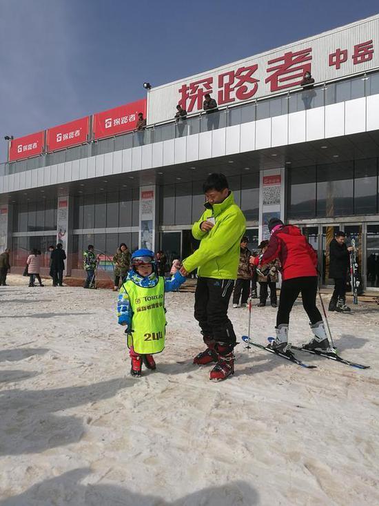 图为中国最小滑雪者瑄瑄，仅一岁半