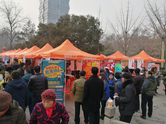 招聘會(huì)現(xiàn)場(chǎng)