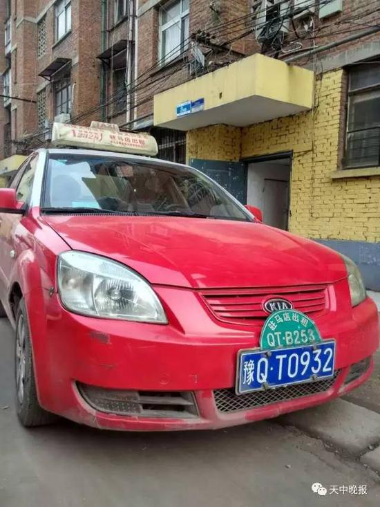 驻马店市区四辆警车围堵一辆出租车 咋回事?