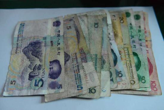 宝马车被撞坏 车主反要给肇事者钱