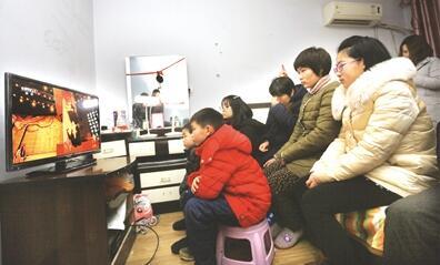 昨晚，王锋的家人及亲友在收看颁奖典礼 本报记者 王维纲 摄