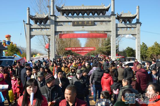 人流如水般涌進(jìn)馬街書會會場