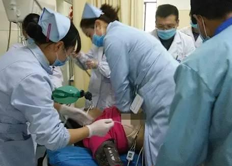 護士徐琴跳上移動的病床搶救患者