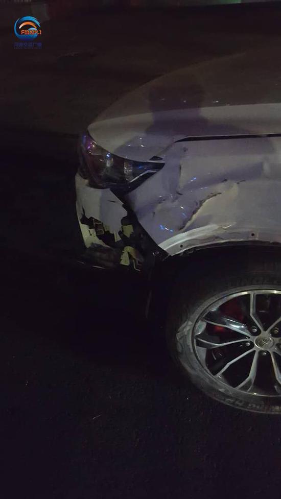 郑州凌晨一私家车撞出租车 司机逃逸途中睡着