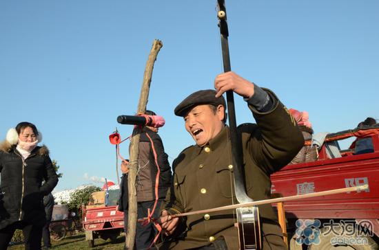 馬街書會上自拉自唱的民間藝人