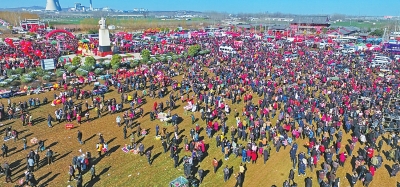 一大早馬街書會主會場就摩肩接踵