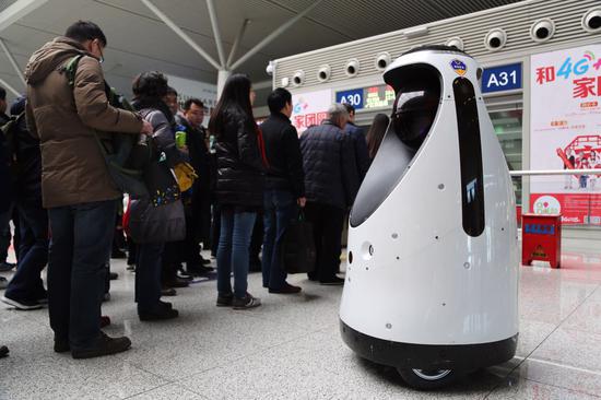 機器警長實時觀測旅客隊伍，排查可疑人員