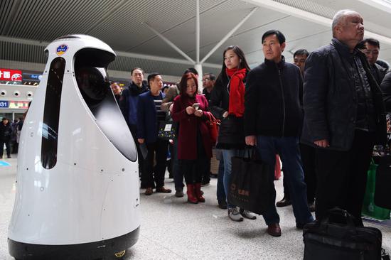 旅客對機器警長抱有極大的好奇，紛紛駐足留影觀看