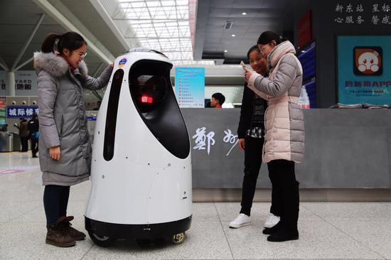 機器警長實時觀測旅客隊伍，排查可疑人員