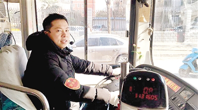 李琛開車時利用耳麥報站，提醒乘客注意安全