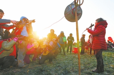 農用工具當喇叭支架，表演者拿起話筒就開唱。