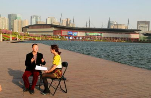 在鄭州國際會展中心采訪中原忠孝十大人物王相鋒