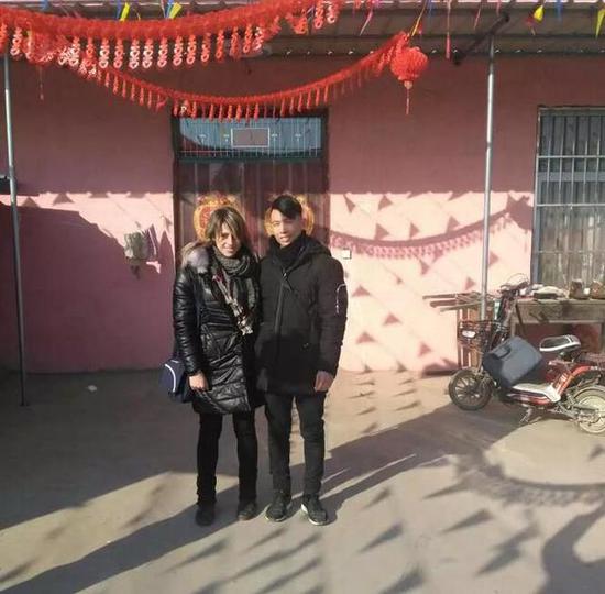 在自家院子內合影。