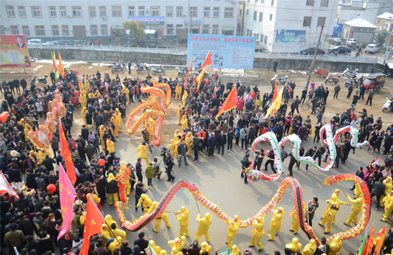 龍騰獅躍，人潮涌動