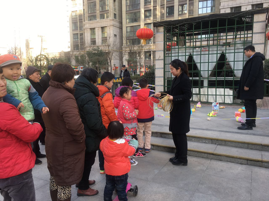 民俗套圈現場火爆異常