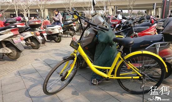 小黄车郑州遇尴尬 市民调侃输给圈地收费的大