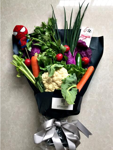 漯河小伙情人节送妻子“蔬菜花”