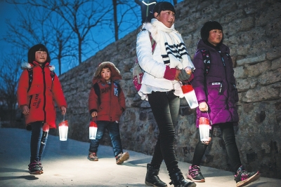 孩子們拿著太陽能燈，以后他們再也不用摸黑上學了。