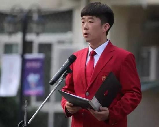 学生会主席逯雨在开学典礼上发言