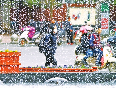 前两天郑州的气温回升至20℃，从昨天开始气温再次猛然下降。